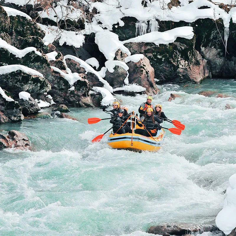 Зимний рафтинг на реке Белой Зимний рафтинг на реке Белой